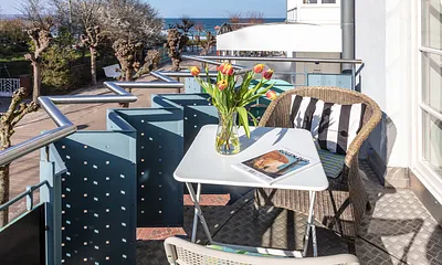 Vom bequem möblierten Balkon haben Sie seitlichen Meerblick.