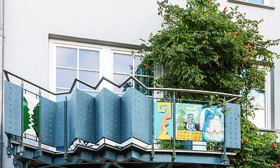 Die Emailflächen gestaltete Rüdiger Giebler aus Halle (Saale).