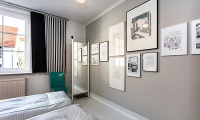 Originale bekannter Cartoons von BECk schmücken die Wände der Ferienwohnung.