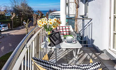 Der bequem möblierte Balkon bietet Ihnen einen seitlichen Seeblick.