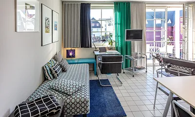 Das Tagesbett im Wohnzimmer kann aufgebettet werden. Ein kleiner Schreibtisch ist vorhanden.