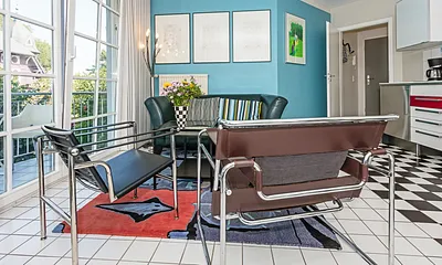 Blick vom Wohnzimmer in den Flur mit Garderobe.