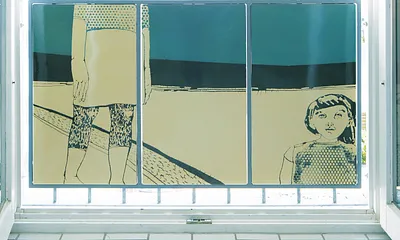 Die Emaille-Arbeit an diesem Fenster stammt von Jenny Rempel.