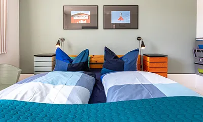 Das Schlafzimmer mit Doppelbett ...