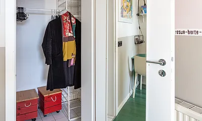 ... und einen kleinen Schrankraum. Ein kleiner Schreibtisch ist auch vorhanden (siehe Spiegelbild).