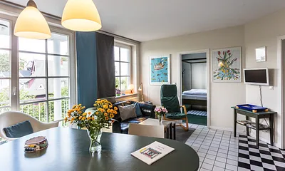 Das Wohnzimmer mit Austritt zum Balkon.