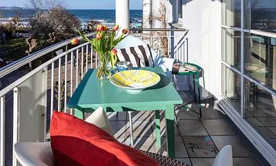 Der schöne Balkon hat seitlichen Meerblick.
