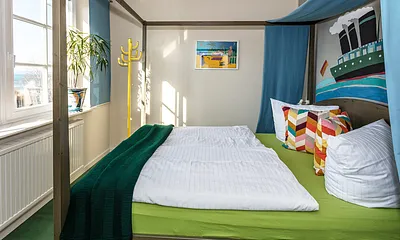 Dieses Schlafzimmer schaut seitlich auf das Meer.