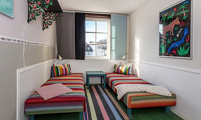 Das zweite Schlafzimmer hat zwei Einzelbetten ...