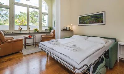 Wohnbereich ausgeklappter Schlafcouch