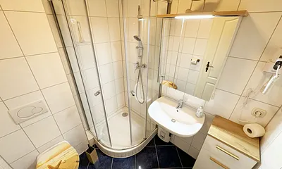 innenliegendes Badezimmer mit Dusche, Fön, WC sowie einen Waschplatz