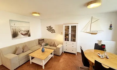 Wohnbereich mit Eckcouch (Aufbettung für die 3. Person, 1,20 m x 1,95 m), Couchtisch, Stehlampe, Vitrine sowie ein Sideboard mit Flachbild-TV