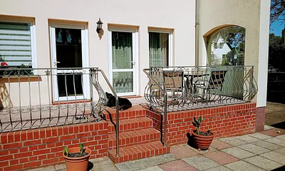 Hofansicht der FEWO mit Terasse