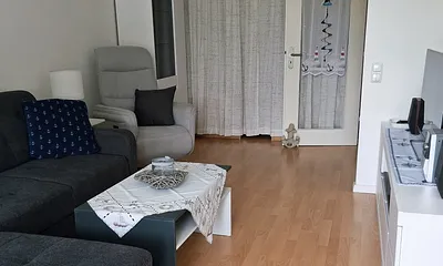 Wohnzimmer mit abgetrenntem Schlafbereich