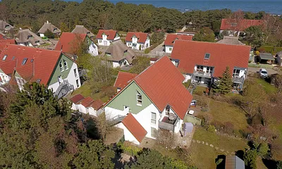 Im Vordergrund der Weidenweg 18D, Eingang zur Maisonette auf der Hausrückseite. 