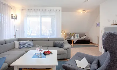 Wohnzimmer mit Schlafcouch im Hintergrund bei Bedarf