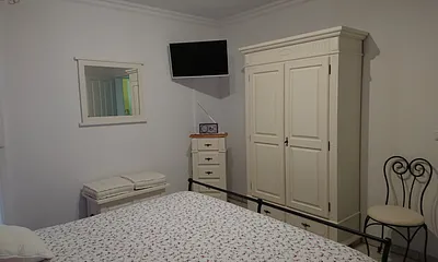 Schlafzimmerschrank und TV