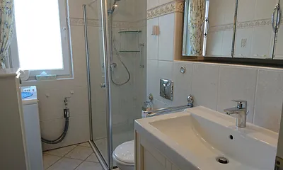 Bad mit Dusche, WC, Waschbecken und Waschmaschine