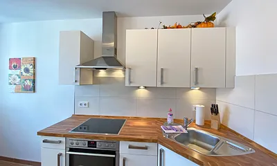 offene Küchenzeile mit Cerankochfeld, Backofen, Spülmaschine, Kühl-/Gefrierkombination, Mikrowelle, Kaffeemaschine,  Tassimo Kapselmaschin, Toaster, Wasserkocher sowie weitere diverse Küchenutensilien