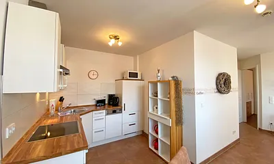 offene Küchenzeile mit Cerankochfeld, Backofen, Spülmaschine, Kühl-/Gefrierkombination, Mikrowelle, Kaffeemaschine,  Tassimo Kapselmaschin, Toaster, Wasserkocher sowie weitere diverse Küchenutensilien