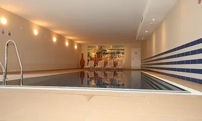 Wellnessbereich mit Innenpool (8 m x 4 m - 1,30 m tief), Sauna und Ruheraum im Haupthaus A inklusive