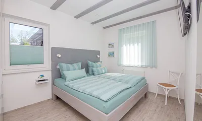 Schlafzimmer mit Doppelbett