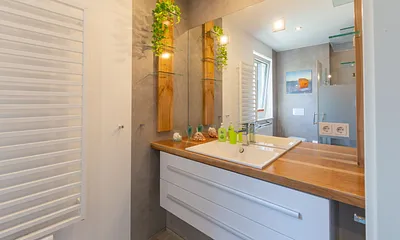 Badezimmer mit Waschbecken