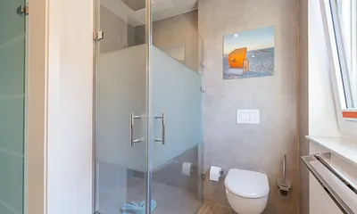 Badezimmer mit WC und Dusche