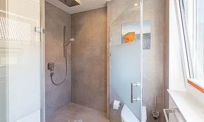 Badezimmer mit Dusche