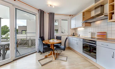 Essplatz mit Küchenzeile und Zugang zum Balkon