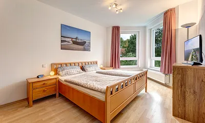 Schlafzimmer mit Doppelbett & Flat-TV