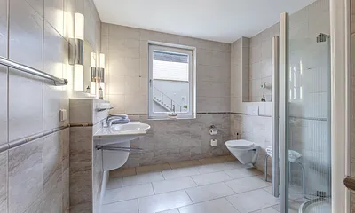 Bad mit bodengleicher Dusche/WC und Waschbecken