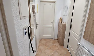 Flur mit Schuhschrank und Garderobe