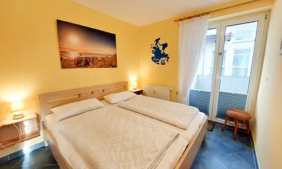 Schlafzimmer mit Doppelbett