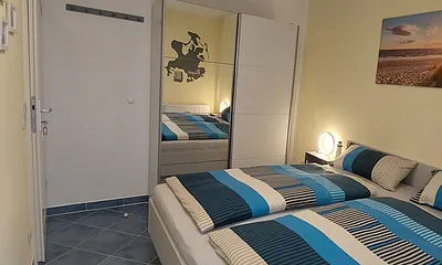Schlafzimmer mit Schwebetürenschrank