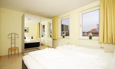 großer Kleiderschrank