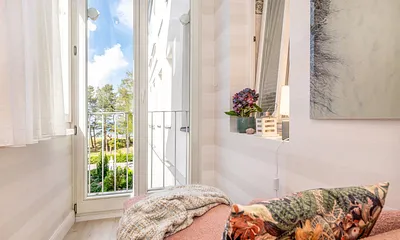 Das Wohnzimmer bietet Ihnen einen schönen seitlichen Meerblick.