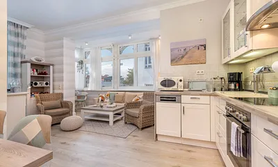 Das große Wohnzimmer mit schicker Küchenzeile ...