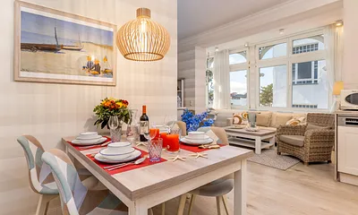 Blick vom schönen Eßplatz ins Wohnzimmer.