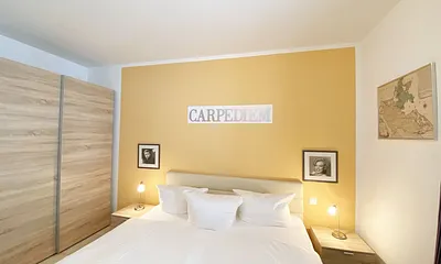 Schlafzimmer mit Doppelbett (1,80 m x 2,00 m), Nachttischablagen mit Beleuchtung, Kleiderschrank und einem Spiegel