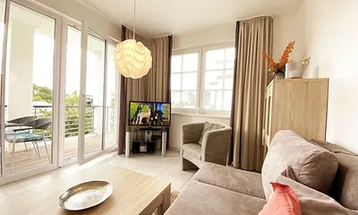 Wohnbereich mit Couch (Aufbettungsmöglichkeit für die 3. Person, 1,60 m x 2,00 m), Couchtisch, Sessel, Vitrine, TV-Board mit Flachbild-TV, Musikanlage mit CD-Player und Radio