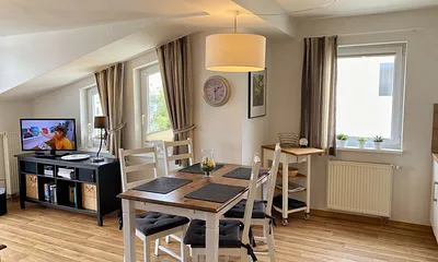 Esstisch mit Stühlen sowie Beistelltisch und ein Sideboard