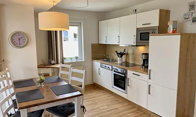 Esstisch mit Stühlen sowie Beistelltisch 