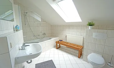 Badezimmer mit Badewanne
