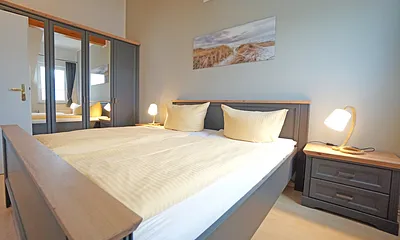 Schlafzimmer mit Doppelbett