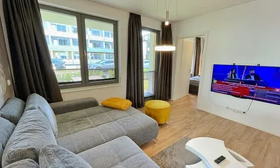 Wohnbereich mit großer und bequemer Couch (Aufbettung für 2 Personen, 1,45 m x 2,25 m mit Topper), DAB-Radio, Musikanlage sowie ein Smart-TV