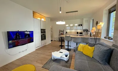 Wohnbereich mit großer und bequemer Couch (Aufbettung für 2 Personen, 1,45 m x 2,25 m mit Topper), DAB-Radio, Musikanlage sowie ein Smart-TV
