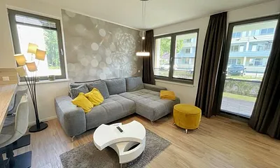 Wohnbereich mit großer und bequemer Couch (Aufbettung für 2 Personen, 1,45 m x 2,25 m mit Topper), DAB-Radio, Musikanlage sowie ein Smart-TV