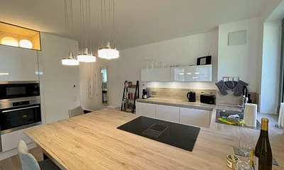 Küchenzeile mit Geschirrspüler, Induktionskochfeld, Kühlschrank mit Gefrierfach, Backofen, Mikrowelle, Toaster, Wasserkocher, Kaffeemaschine SENSEO Duo (Pad-Maschine + Filter), Eierkocher & Mixer 