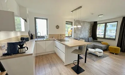 Küchenzeile mit Geschirrspüler, Induktionskochfeld, Kühlschrank mit Gefrierfach, Backofen, Mikrowelle, Toaster, Wasserkocher, Kaffeemaschine SENSEO Duo (Pad-Maschine + Filter), Eierkocher & Mixer 